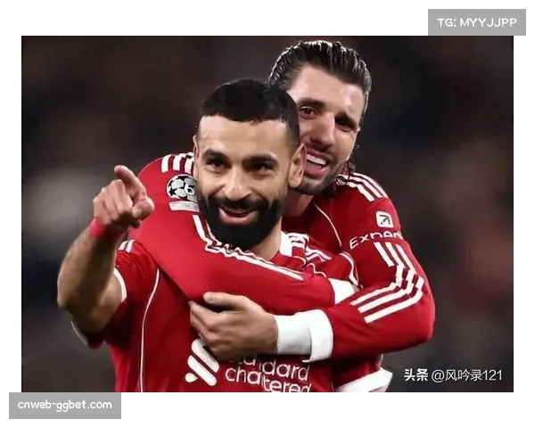 雨战中的温情一幕：对方球员搀扶抽筋的萨拉赫